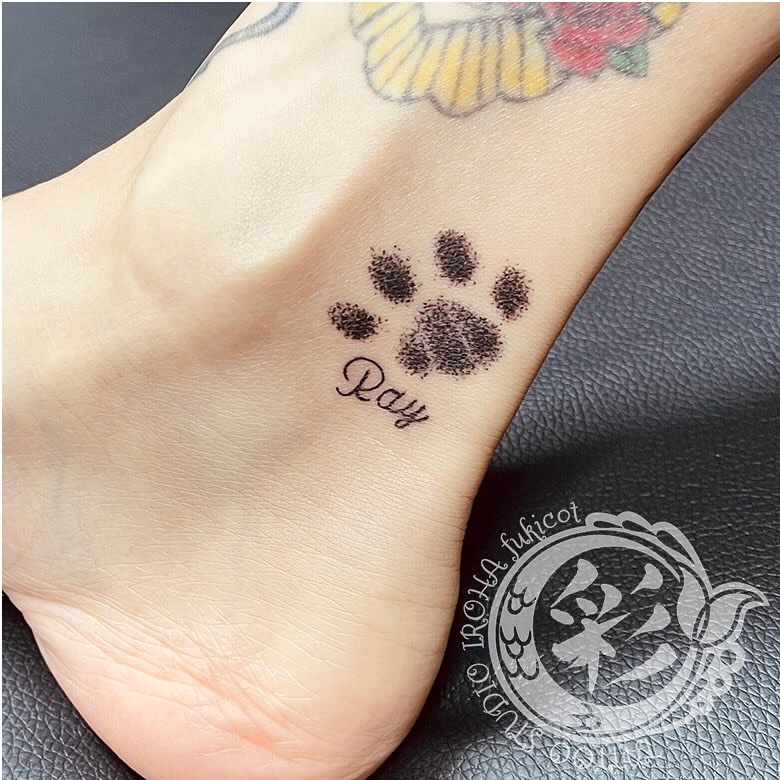 🐾小さな肉球のタトゥーです。

◆札幌市西区の小さなプライベートタトゥースタジオ〈彩 iroha〉では、かけ出し彫り師の勉強のためにモニターさまを募集中です。
少し多めにお時間をいただいたり、後日お直しをさせていただく必要があったりするかもしれませんが、お客さまのご希望や図柄への想いを大切に、デザイン作成・施術をさせていただきます。
ただいまモニター価格となっております。是非ご検討をよろしくお願いいたします。
◆現時点でのご新規さまのご予約は、早くても年明け1月となります。とても小さくシンプルなワンポイントでしたら、今年中に承ることもできます。
ご予約・お問い合わせはホームページもしくはLINEからお願いいたします。
#札幌タトゥー #タトゥーモニター募集中 #tattoo #tattooartwork #タトゥースタジオ  #pawtattoo #🐾