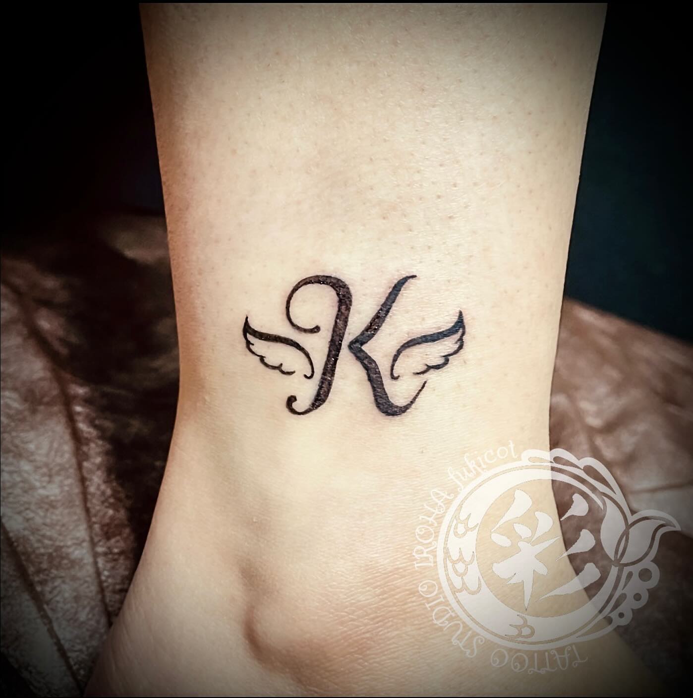 🪽ご来店ありがとうございました。
羽根とレタリングのタトゥーです。

◆札幌市西区の小さなプライベートタトゥースタジオ〈彩 iroha〉では、かけ出し彫り師の勉強のためにモニターさまを募集中です。
少し多めにお時間をいただいたり、後日お直しをさせていただく必要があったりするかもしれませんが、お客さまのご希望や図柄への想いを大切に、デザイン作成・施術をさせていただきます。
ただいまモニター価格となっております。是非ご検討をよろしくお願いいたします。
◆現時点でのご新規さまのご予約は、早くても年明け1月となります。とても小さくシンプルなワンポイントでしたら、今年中に承ることもできます。
ご予約・お問い合わせはホームページもしくはLINEからお願いいたします。
#札幌タトゥー #タトゥーモニター募集中 #tattoo #tattooartwork #タトゥースタジオ  #🪽