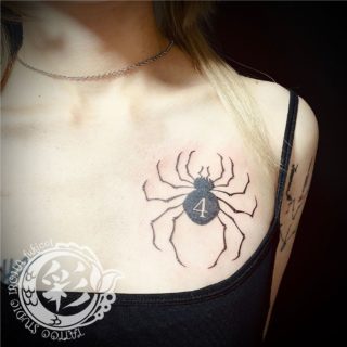 🕷️🕸️ご来店ありがとうございました。
蜘蛛のタトゥーです。
塗りつぶし、お客さまは痛いですが、わたしはとても楽しいです。

◆札幌市西区の小さなプライベートタトゥースタジオ〈彩 iroha〉では、かけ出し彫り師の勉強のためにモニターさまを募集中です。
少し多めにお時間をいただいたり、後日お直しをさせていただく必要があったりするかもしれませんが、お客さまのご希望や図柄への想いを大切に、デザイン作成・施術をさせていただきます。
ただいまモニターさま価格となっております。是非ご検討をよろしくお願いいたします。
◆現時点でのご新規さまのご予約は、早くても年明け2月となります。ホームページの「ご予約可能日カレンダー」をご確認ください。
とても小さくシンプルなワンポイントでしたら、2月前に可能な場合もございます。ご相談ください。
ご予約・お問い合わせはホームページもしくはLINEからお願いいたします。
#札幌タトゥー #タトゥーモニター募集中 #tattoo #tattooartwork #タトゥースタジオ  #蜘蛛 #spidertattoo #hunterhunter #🕷️