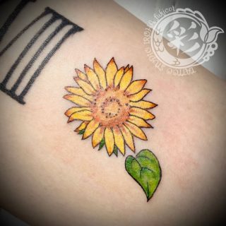 🌻ご来店ありがとうございました。
ひまわりのタトゥーです。

◆札幌市西区の小さなプライベートタトゥースタジオ〈彩 iroha〉では、かけ出し彫り師の勉強のためにモニターさまを募集中です。
少し多めにお時間をいただいたり、後日お直しをさせていただく必要があったりするかもしれませんが、お客さまのご希望や図柄への想いを大切に、デザイン作成・施術をさせていただきます。
ただいまモニターさま価格となっております。是非ご検討をよろしくお願いいたします。
◆現時点でのご新規さまのご予約は、早くても年明け2月となります。ホームページの「ご予約可能日カレンダー」をご確認ください。

ご予約・お問い合わせはホームページもしくはLINEからお願いいたします。
#札幌タトゥー #タトゥーモニター募集中 #tattoo #tattooartwork #タトゥースタジオ  #ひまわり #sunflowertattoo #🌻