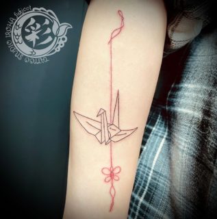 🧵ご来店ありがとうございました。
折り鶴のタトゥーです。

◆札幌市西区の小さなプライベートタトゥースタジオ〈彩 iroha〉では、かけ出し彫り師の勉強のためにモニターさまを募集中です。
少し多めにお時間をいただいたり、後日お直しをさせていただく必要があったりするかもしれませんが、お客さまのご希望や図柄への想いを大切に、デザイン作成・施術をさせていただきます。
ただいまモニターさま価格となっております。是非ご検討をよろしくお願いいたします。
◆現時点でのご新規さまのご予約は、早くても年明け2月となります。ホームページの「ご予約可能日カレンダー」をご確認ください。

ご予約・お問い合わせはホームページもしくはLINEからお願いいたします。
#札幌タトゥー #タトゥーモニター募集中 #tattoo #tattooartwork #タトゥースタジオ #折り鶴