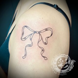 🎀ご来店ありがとうございました。
リボンのタトゥーです。

◆札幌市西区の小さなプライベートタトゥースタジオ〈彩 iroha〉では、かけ出し彫り師の勉強のためにモニターさまを募集中です。
少し多めにお時間をいただいたり、後日お直しをさせていただく必要があったりするかもしれませんが、お客さまのご希望や図柄への想いを大切に、デザイン作成・施術をさせていただきます。
ただいまモニターさま価格となっております。是非ご検討をよろしくお願いいたします。
◆現時点でのご新規さまのご予約は、早くても年明け2月となります。ホームページの「ご予約可能日カレンダー」をご確認ください。

ご予約・お問い合わせはホームページもしくはLINEからお願いいたします。
#札幌タトゥー #タトゥーモニター募集中 #tattoo #tattooartwork #タトゥースタジオ #リボン #🎀