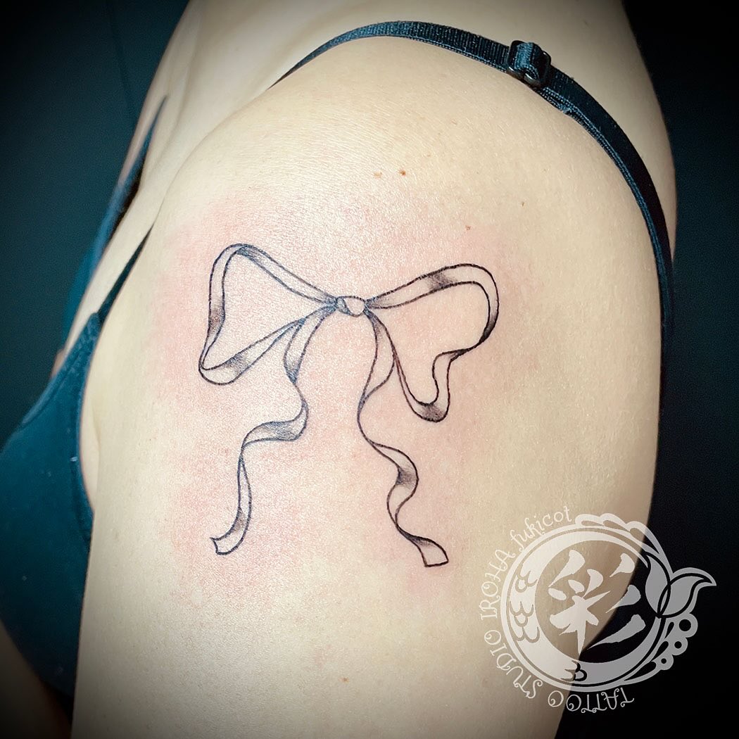 🎀ご来店ありがとうございました。
リボンのタトゥーです。

◆札幌市西区の小さなプライベートタトゥースタジオ〈彩 iroha〉では、かけ出し彫り師の勉強のためにモニターさまを募集中です。
少し多めにお時間をいただいたり、後日お直しをさせていただく必要があったりするかもしれませんが、お客さまのご希望や図柄への想いを大切に、デザイン作成・施術をさせていただきます。
ただいまモニターさま価格となっております。是非ご検討をよろしくお願いいたします。
◆現時点でのご新規さまのご予約は、早くても年明け2月となります。ホームページの「ご予約可能日カレンダー」をご確認ください。

ご予約・お問い合わせはホームページもしくはLINEからお願いいたします。
#札幌タトゥー #タトゥーモニター募集中 #tattoo #tattooartwork #タトゥースタジオ #リボン #🎀