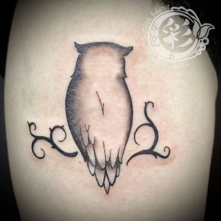 🦉ご来店ありがとうございました。
フクロウのタトゥーです。

◆札幌市西区の小さなプライベートタトゥースタジオ〈彩 iroha〉では、かけ出し彫り師の勉強のためにモニターさまを募集中です。
少し多めにお時間をいただいたり、後日お直しをさせていただく必要があったりするかもしれませんが、お客さまのご希望や図柄への想いを大切に、デザイン作成・施術をさせていただきます。
ただいまモニターさま価格となっております。是非ご検討をよろしくお願いいたします。
◆現時点でのご新規さまのご予約は、早くても年明け2月となります。ホームページの「ご予約可能日カレンダー」をご確認ください。

ご予約・お問い合わせはホームページもしくはLINEからお願いいたします。
#札幌タトゥー #タトゥーモニター募集中 #tattoo #tattooartwork #タトゥースタジオ #フクロウ #owltattoo #🦉