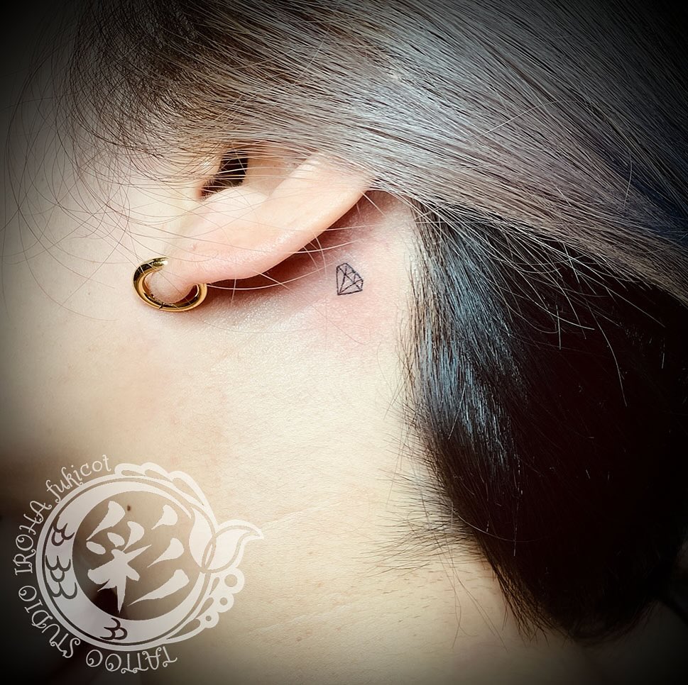 💎ご来店ありがとうございました。
耳裏にダイヤのタトゥーです。

◆札幌市西区の小さなプライベートタトゥースタジオ〈彩 iroha〉では、かけ出し彫り師の勉強のためにモニターさまを募集中です。
少し多めにお時間をいただいたり、後日お直しをさせていただく必要があったりするかもしれませんが、お客さまのご希望や図柄への想いを大切に、デザイン作成・施術をさせていただきます。
ただいまモニターさま価格となっております。是非ご検討をよろしくお願いいたします。
◆現時点でのご新規さまのご予約は、2月以降となります。ホームページの「ご予約可能日カレンダー」をご確認ください。

ご予約・お問い合わせはホームページもしくはLINEからお願いいたします。
#札幌タトゥー #タトゥーモニター募集中 #tattoo #tattooartwork #タトゥースタジオ #💎 #耳裏タトゥー