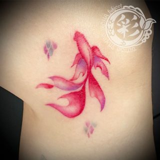 膝横に赤い金魚のタトゥー🐠

札幌市西野の小さなプライベートタトゥースタジオ〈TATTOO STUDIO 彩 iroha〉では、お客さまのご希望や図柄への想いを大切に、デザイン作成・施術をさせていただきます。

3月のご予約を受け付けております。ホームページの「ご予約可能日カレンダー」をご確認ください。
ご予約・お問い合わせはホームページもしくは公式LINEからお願いいたします。

#札幌タトゥー #tattoo #tattooartwork #札幌タトゥースタジオ #sapporotattoo #金魚